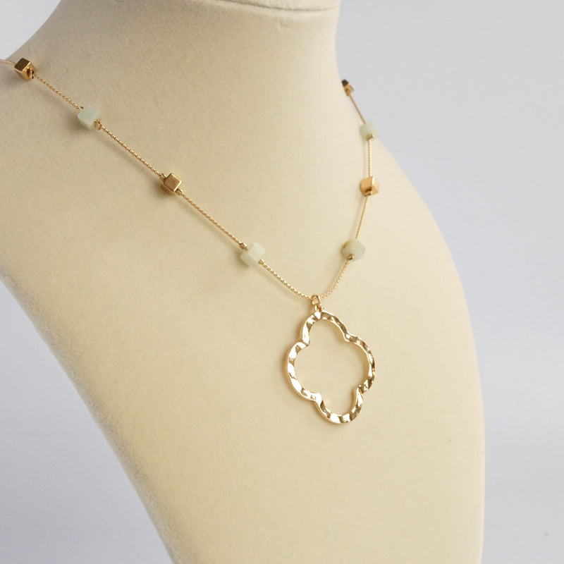 Clover pendant stone beads short station necklace Gold tone