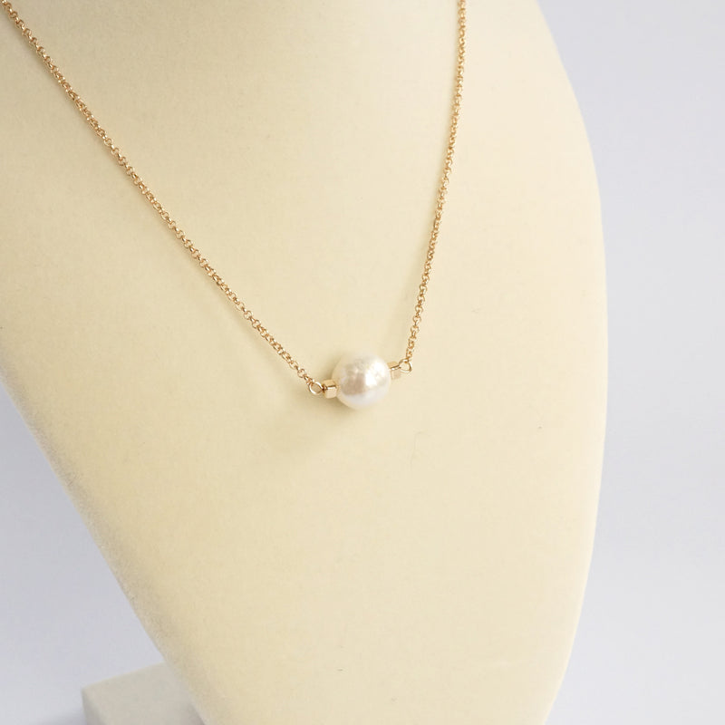 Short dainty necklace with a Pearl in gold tone