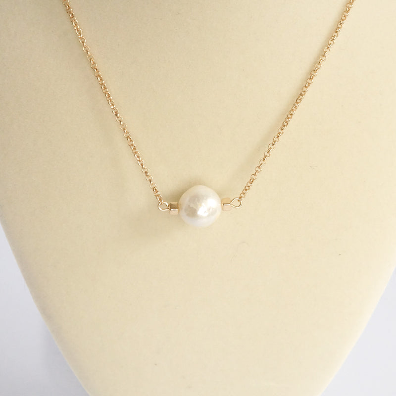 Short dainty necklace with a Pearl in gold tone