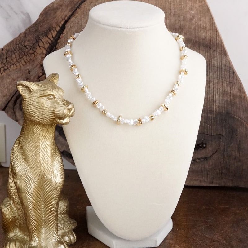 Golden Drift – Dainty Necklace with Faux Pearls and Nugget Beads