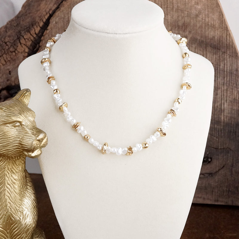 Golden Drift – Dainty Necklace with Faux Pearls and Nugget Beads