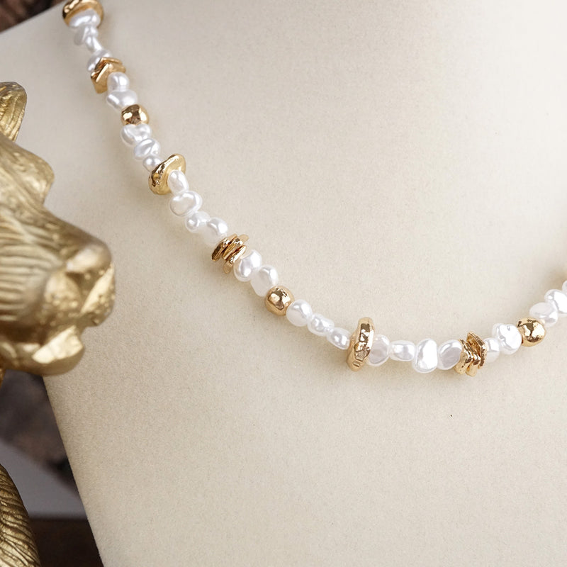 Golden Drift – Dainty Necklace with Faux Pearls and Nugget Beads
