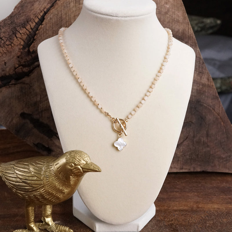Moonlit Clover – Beaded Necklace with Mother of Pearl Pendant
