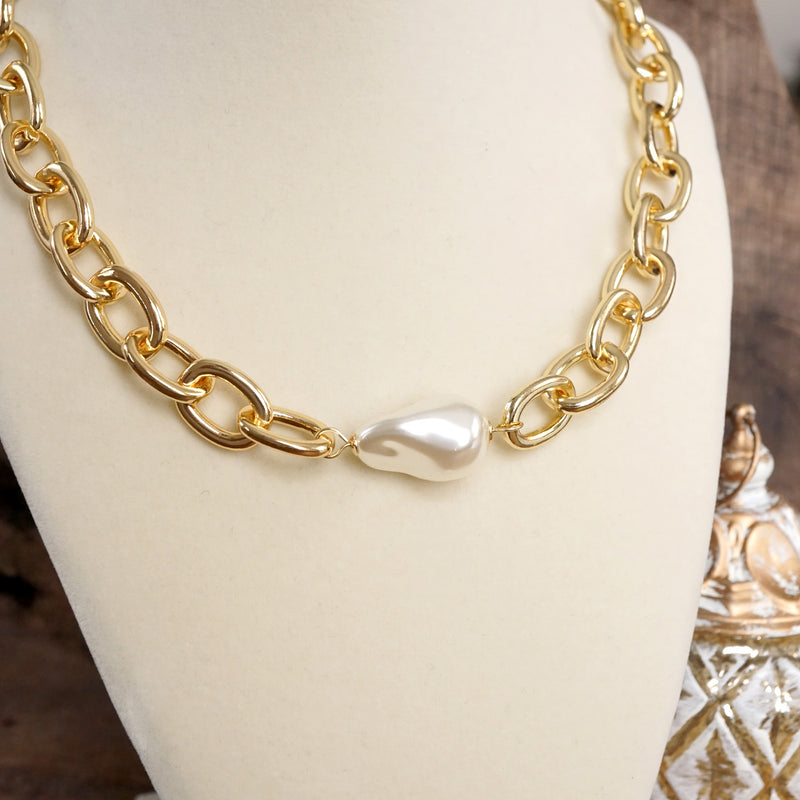 Chunky Chain Necklace With a Large Pearl in Gold tone