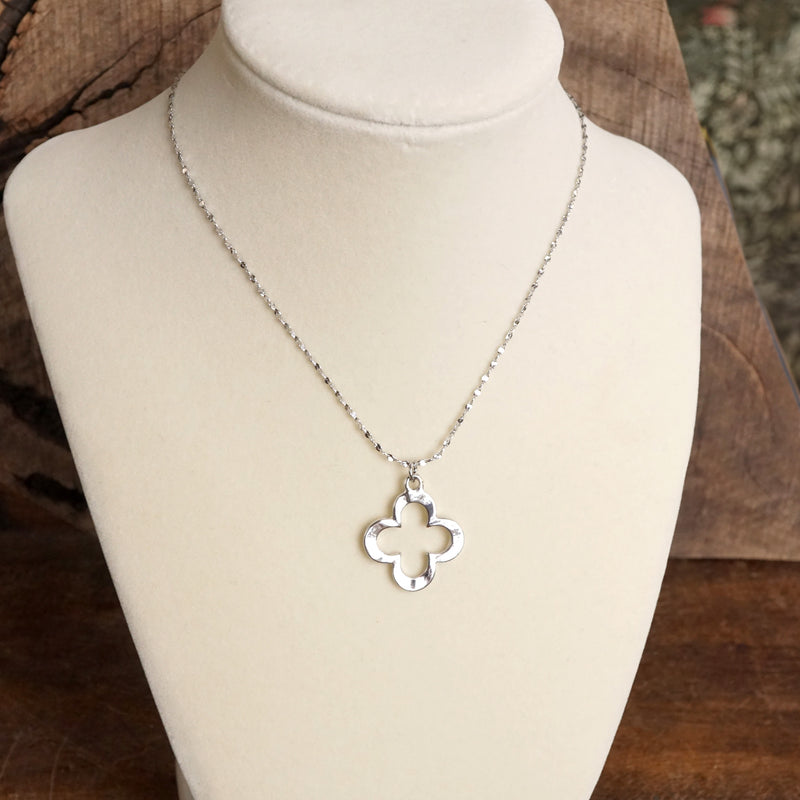 Clover Necklace - Short dainty chain in gold silver tone