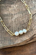 Paperclip chain short necklace with 3 freshwater pearls in gold tone