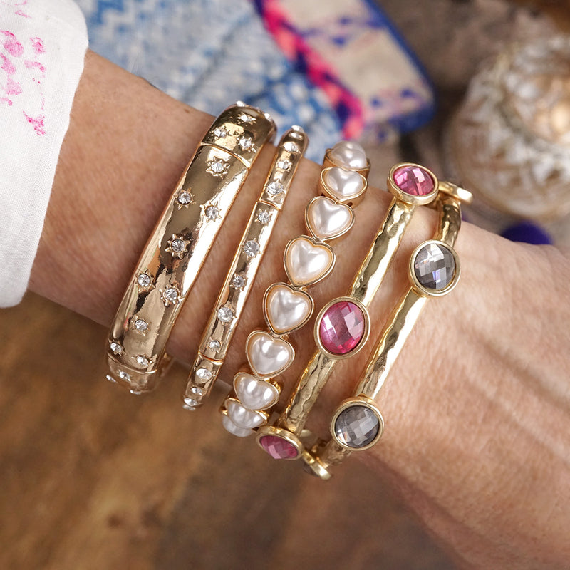 Sweetheart Shine – Gold Stretchy Bangle with Pearl Hearts
