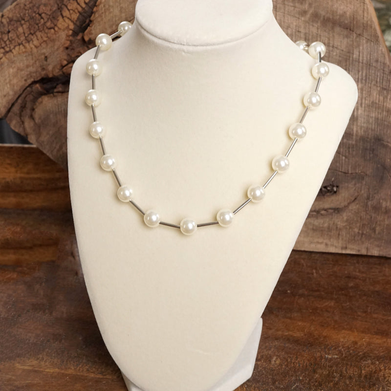 Floating Pearls Elegant Short Necklace