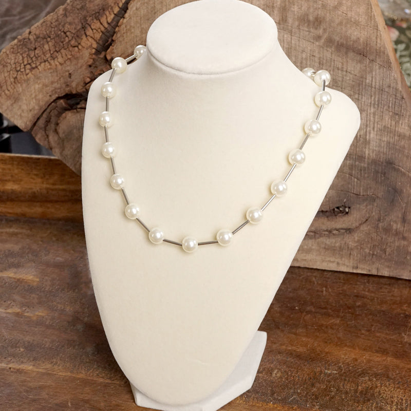 Floating Pearls Elegant Short Necklace